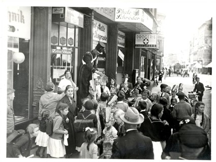 Photo shop, children, with promotional caps, Zeiss-Ikon, shop, work, twenties, crowd in front of a