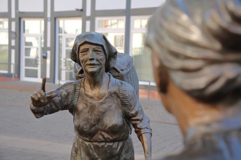 Market Women sculpture by Ewald Rumpf 2009, modern art, bronze sculpture, life-size, two standing