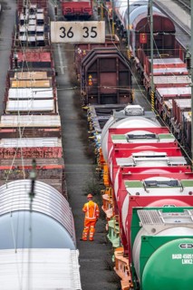 Shunters, check the assembled freight cars at the Hagen-Vorhalle marshalling yard, is one of the 9