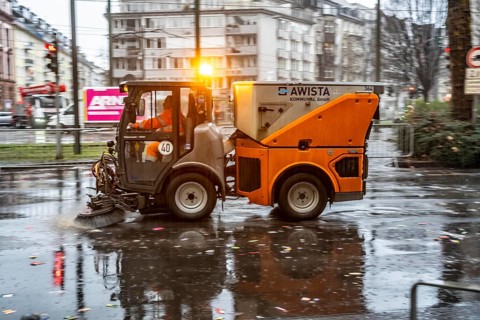 Sweeping on Rose Monday in Düsseldorf, the municipal utilities clean up after the train, confetti,