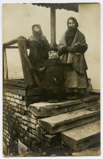 Polish woman, children, Vilnius, poverty, hardship, cold, Lithuania, World War I, two woman and a