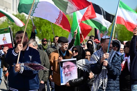 Opponents of Reza Pahlavi are protesting against Pahlavi's visit at Pariser Platz at the