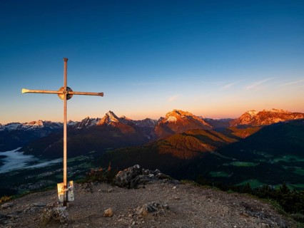 Rauher Kopf summit cross at sunrise, in the background the Berchtesgaden Alps, Steinernes Meer,