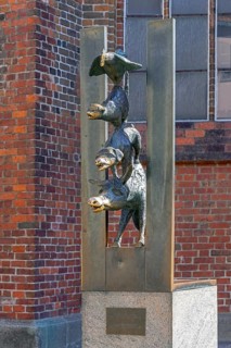 Bronze sculpture Town Musicians of Bremen by Christa Baumgärtel, German fairy tale by the Brothers
