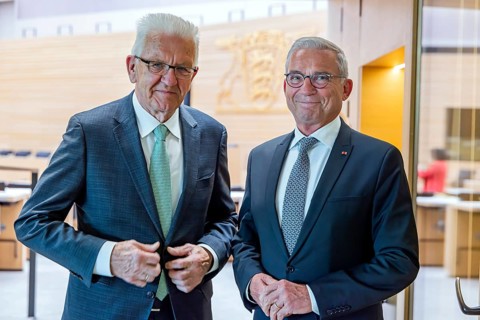 Outgoing Minister President Winfried Kretschmann (Greens) in conversation with the new President of