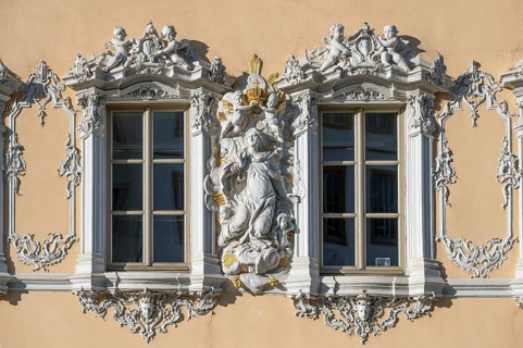 Sculpture of the Virgin Mary on the rococo façade of the Falkenhaus, created in 1751, market