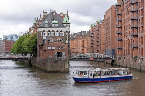Excursion boat, barge, Wasserschlösschen, Speicherstadt, Hamburg, Germany