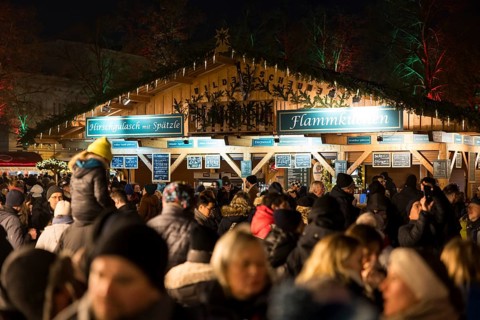 Stand with tarte flambée at the Christmas market at Charlottenburg Palace. Berlin, 08.12.2024