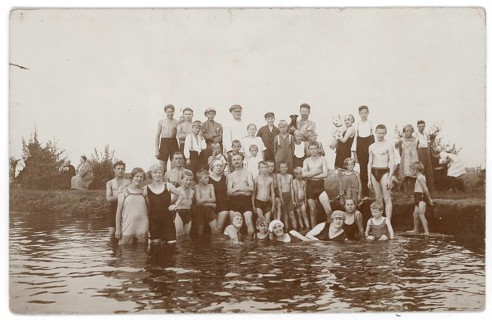 Bathing, swimwear, woman, men, children, leisure, fun, summer, A large group of people in bathing