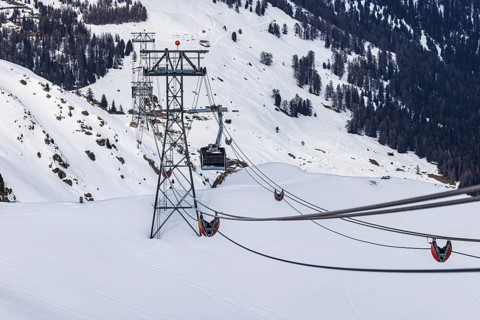 Cable car takes skiers from Grimentz to the Sorebois summit station, Val d'Anniviers, Valais Alps,