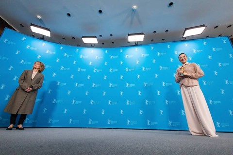 Tricia Tuttle (Artistic Director of the Berlinale) and Michelle Yeoh with the Golden Bear at the