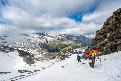 Two mountaineers on a hiking trail in the snow, mountain landscape with summit Hoher Weißzint and