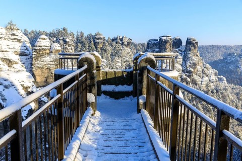 Winter morning on the Bastei bridge, viewpoint into the Wehlgrund, in the background the