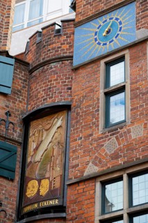 Three times a day, the carillon rings out in the historic Böttcherstrasse, on the panel of figures