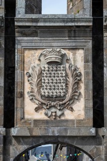 Relief with the historic coat of arms of the Duchy of Brittany at Porte Saint-Vincent. Exterior