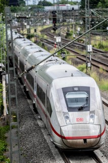 ICE 4 train on the line between Bochum and Dortmund, near Dortmund-Marten, multi-lane line for