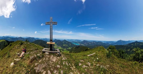 Summit cross on the Faistenauer Schafberg with a view of Lake Fuschl, Osterhorn group,