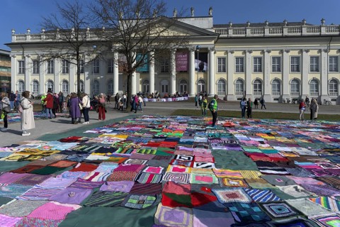 VIVA VITTORIA - Knitting against violence against woman at Friedrichsplatz in Kassel, Germany
