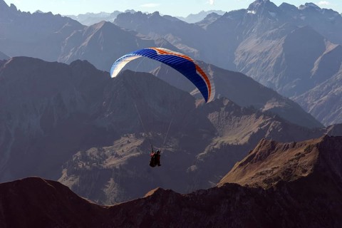 Paragliders on the Nebelhorn, near Oberstdorf, Oberallgäu, Bavaria, Germany
