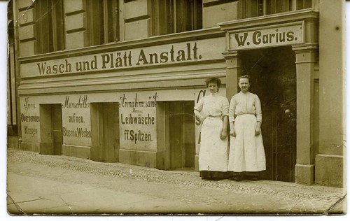 Berlin, basement shop, job, laundry and plaett-institution, poverty, two woman in historic clothing