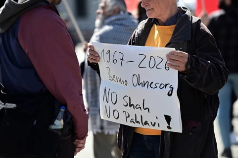 Opponents of Reza Pahlavi are protesting against Pahlavi's visit at Pariser Platz at the