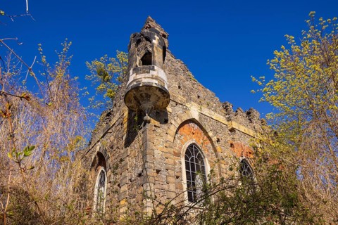 The artificial ruin, also known as the Gothic Ruin, stands on a hill also known as Schlossberg not
