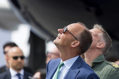 Friedrich Merz (Chancellor of the Federal Republic of Germany, CDU) watches Bundeswehr paratroopers