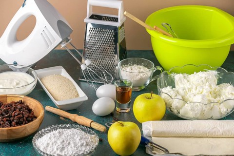 Prepare baking with mixer and grater in addition to curd, apples, raisins, yoghurt and puff pastry