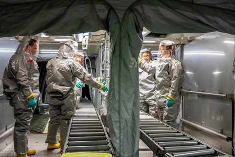 Decontamination of injured persons after an assumed accident involving hazardous substances, fire