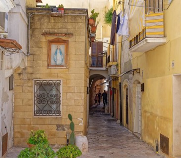 Alley in Bari Veccia, the old town of the southern Italian city of Bari. Bari, Apulia, Italy