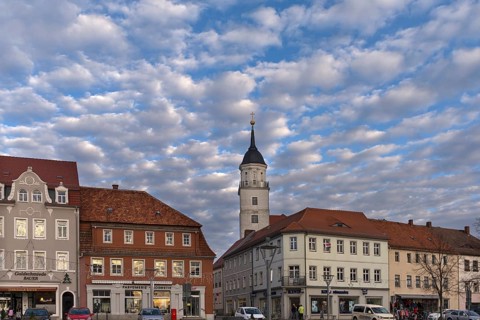 Altmarkt, with the Protestant parish office and church in the background, a sky with clouds