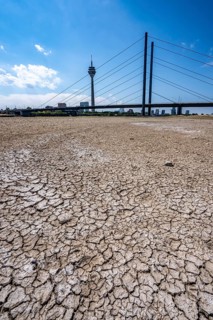 Dry riverbed, brittle floes, extreme low water, Rhine level at 41 cm, downward trend, freighters