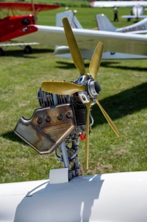 Extendable auxiliary engine, folding engine, turbo homecoming aid with foldable 5-blade propeller
