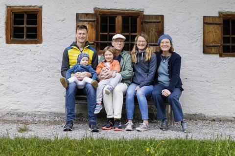 Subject: Family photo in front of a farmhouse, Murnau, 19.05.2023
