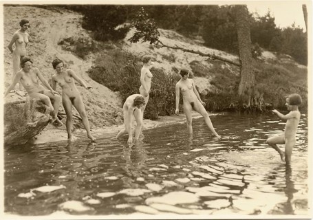 Motzener See, near Berlin, life reform, naturism, nudism, grace, group of naked woman on the