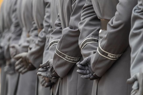 In front of the Semper Opera, the Bundeswehr bids farewell to around 700 young officers who, after