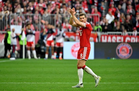 Leon Goretzka FC Bayern Munich FCB (08) leaves the field and thanks fans Spectators Bundesliga,