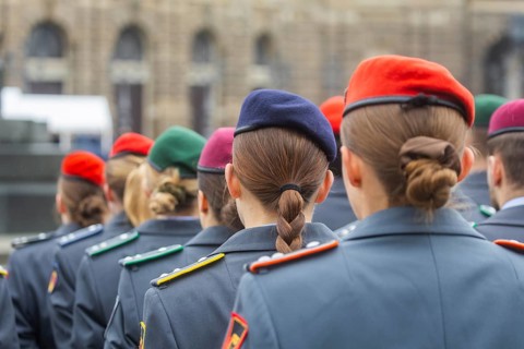 In front of the Semper Opera, the Bundeswehr bids farewell to around 700 young officers who, after