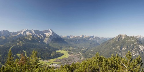 Panorama from Wank, 1780m, onto the Wetterstein Mountains with Alpspitze 2628m, Jubiläumsgrat and