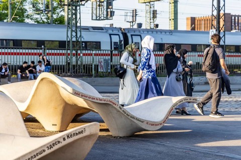 New seating on Norbert-Burger-Platz at the end of the Hohenzollern Bridge on the right bank of the