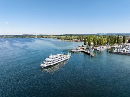 Luftbild vom Schiffanleger, Hafen von Unteruhldingen mit dem Passagierschiff, Kursschiff,