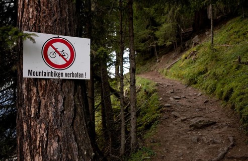 Sign mountain biking forbidden, hiking trail to Autenalm, Elfer, Neustift, Stubai Valley, Tyrol,