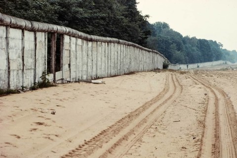 Historical photo of the Berlin Wall, 1990, Berlin, Germany