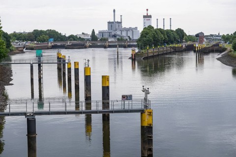 The Hanseatic City of Bremen on the River Weser, with the lock (right) and the Weser weir (left),