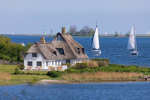 Thatched houses, sailboats, Rabelsund, Rabel, Schlei, Schleswig-Holstein, Germany