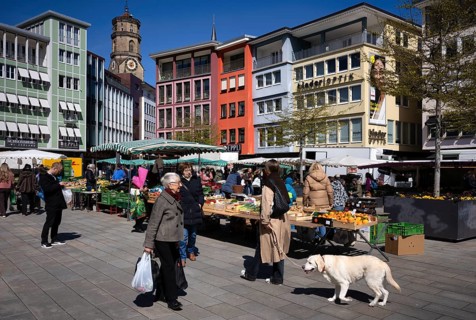 Passers-by, pedestrians, dogs, people, customers, trade at the weekly market market, market square,