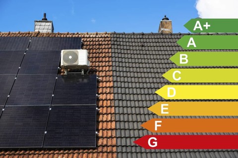 Roofs of a semi-detached house with and without solar panels, efficiency classes according to the