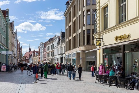 Lübsche Straße with the Karstadt headquarters is now a busy shopping street in the old town of the