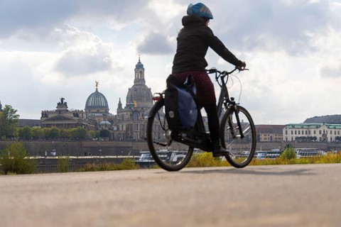The Elbe cycle path, which was closed after the collapse of the Carola Bridge, is open again after