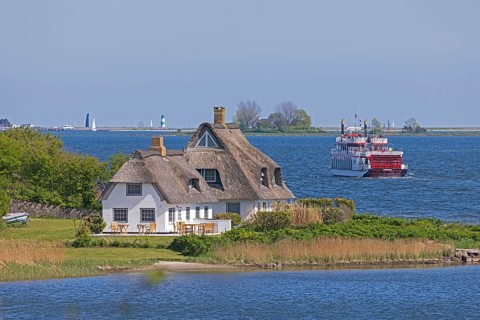 Thatched houses, Schlei Princess excursion boat, Rabelsund, Rabel, Schlei, Schleswig-Holstein,